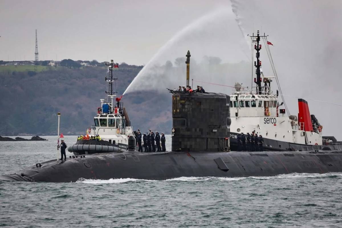 El submarino HMS Triumph llegando a la base naval Devonport. (Foto Royal Navy)