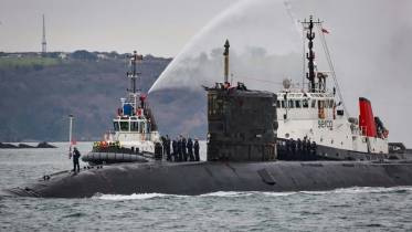 El submarino HMS Triumph llegando a la base naval Devonport. (Foto Royal Navy)