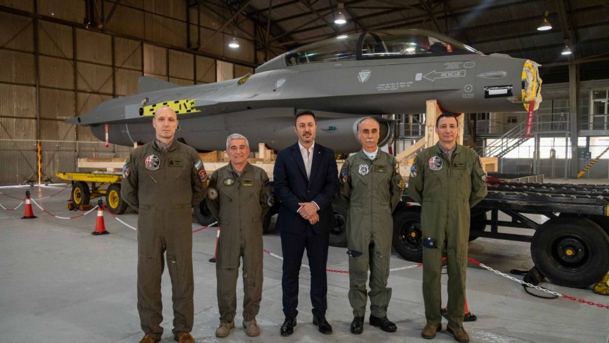 El Mindef junto a maximas autoridades castrenses y los responsables proyecto F-16.