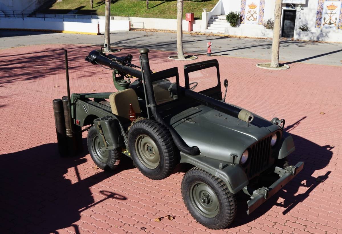 Un Jeep M-38A1C especialmente adaptado para llevar el can sin retroceso M-40A1 de 106 mm.