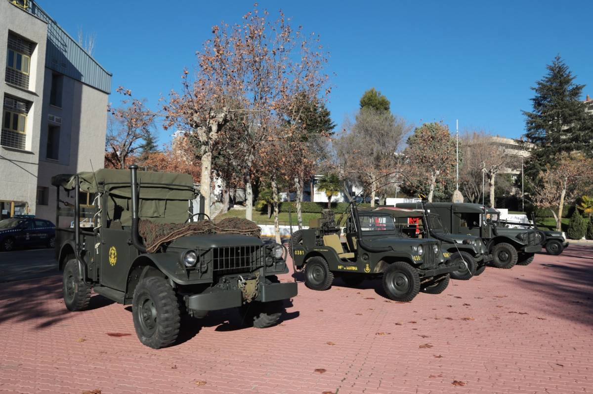 Lnea de vehculos expuestos en el madrileo Cuartel Granaderos de Marina, en primer plano un camin ligero Dodge M-37.