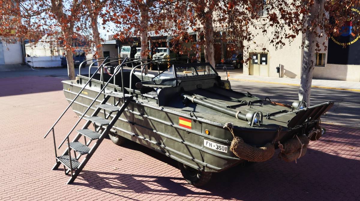 El medio anfibio DUKW, un innovador medio de la poca de la Segunda Guerra Mundial, que tena como base el camin de seis ruedas de General Motors Corporation CCKW.