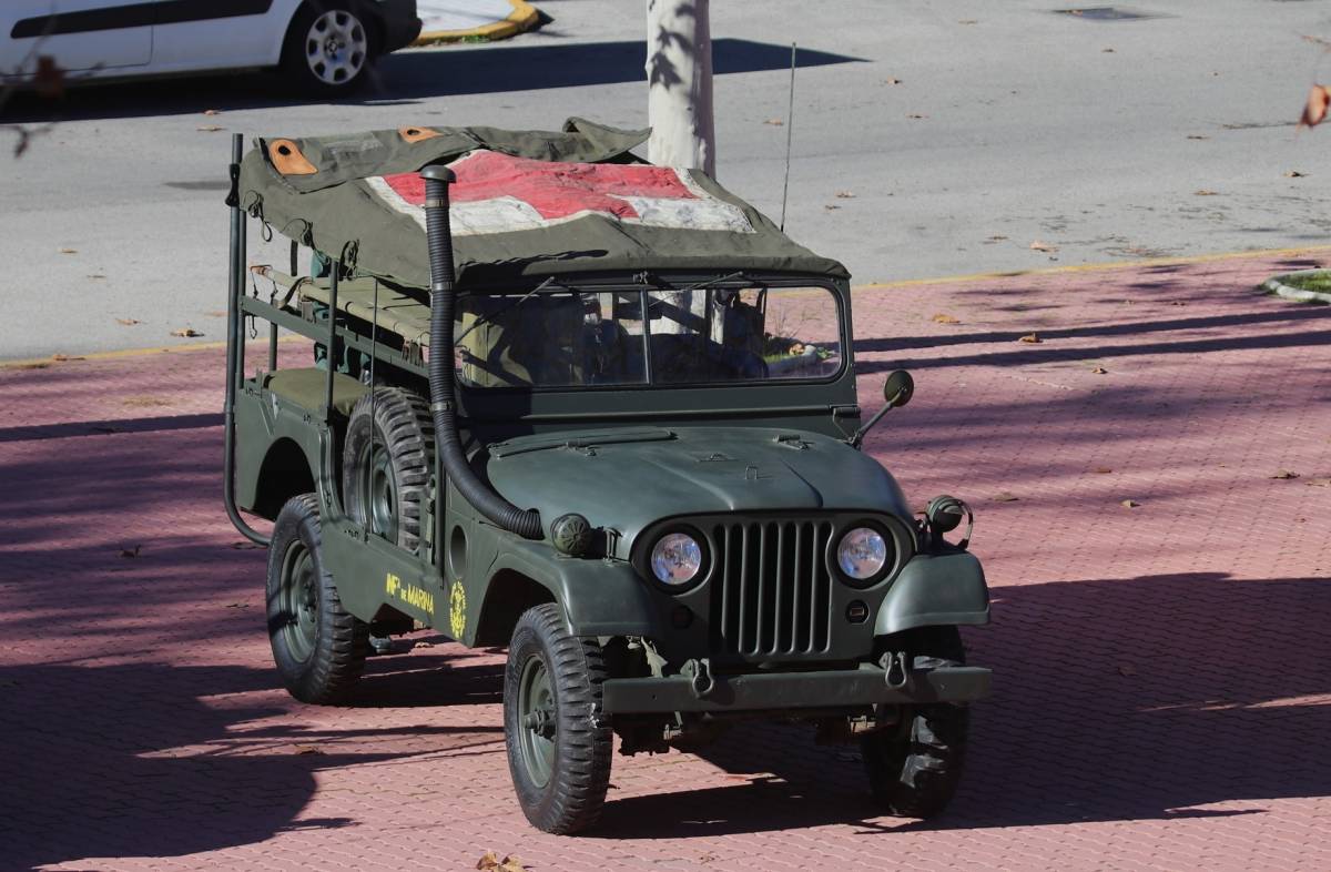 La ambulancia M-170, era bsicamente un Jeep M-38A1 alargado medio metro, para poder llevar camillas.