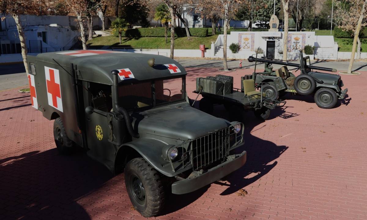 Tres de los vehculos expuestos, en primer plano un Dodge M-43 ambulancia, detrs una mula mecnica M-27 y un Jeep M-38A1C.