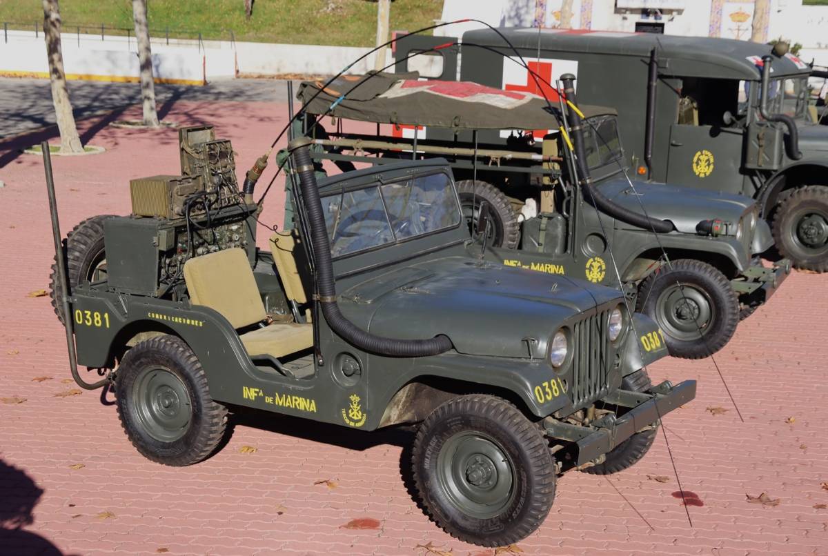 Un Jeep M-38A1, utilizado como plataforma de un equipo de comunicaciones, incluidas sus dos antenas.