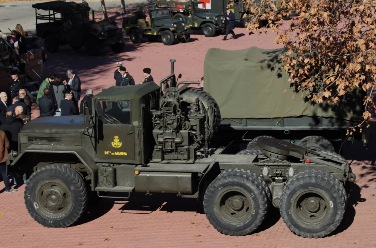 La poderosa cabeza tractora 6x6 M-123 de la firma Mack, que entro en servicio 1955, por lo que cuando se recibi en Espaa era un medio muy moderno.