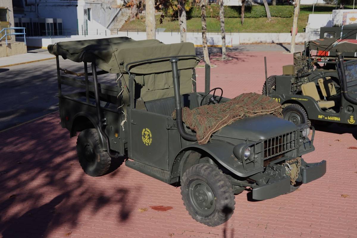 El camin ligero Dodge M-43, fue un eficaz medio en manos de los infantes de Marina, fundamental para la motorizacin de la Infantera de Marina a finales de la dcada de los cincuenta del siglo pasado.