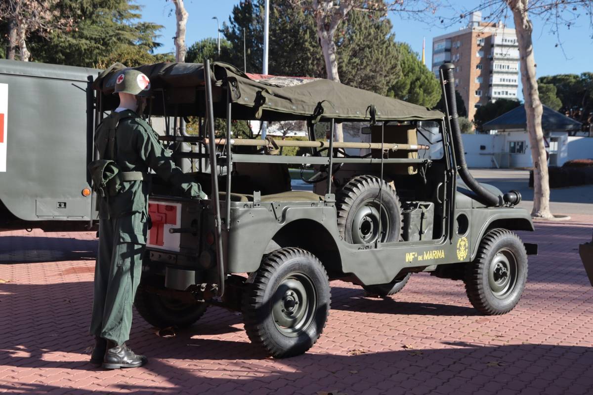 La exposicin se enriqueca como elementos como este sanitario que introduca una camilla con un herido en la ambulancia M-170.