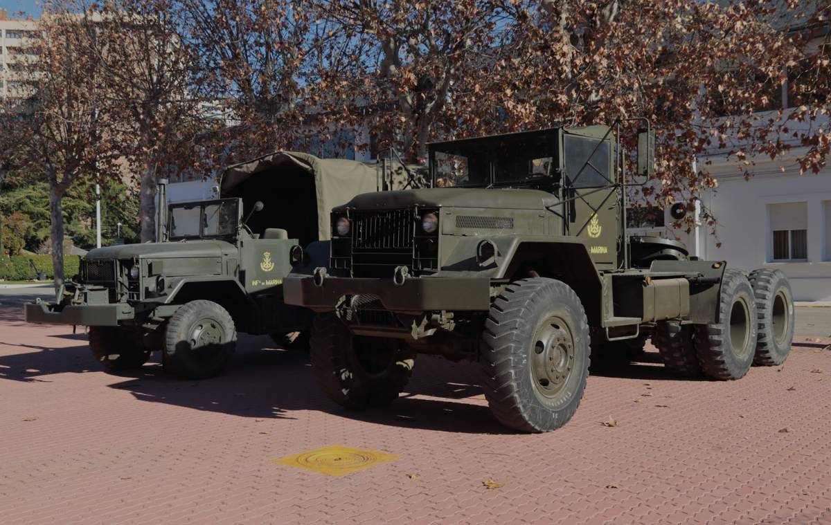 Dos muy interesantes medios expuestos eran la cabeza tractora Mack M-123 (derecha) y el camin REO M-35.