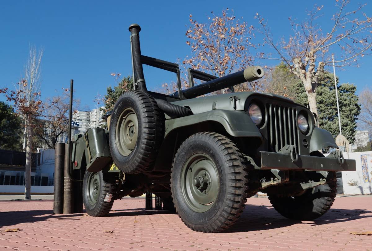 El perfectamente restaurado Jeep M-38A1C, gracias a su pieza M-40A1 de 106 mm, resaltaba como el nico elemento de apoyo de fuegos al combate presente.