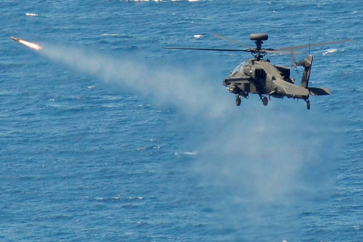 Un helicptero Apache lanza un misil Hellfire (Royal Navy)