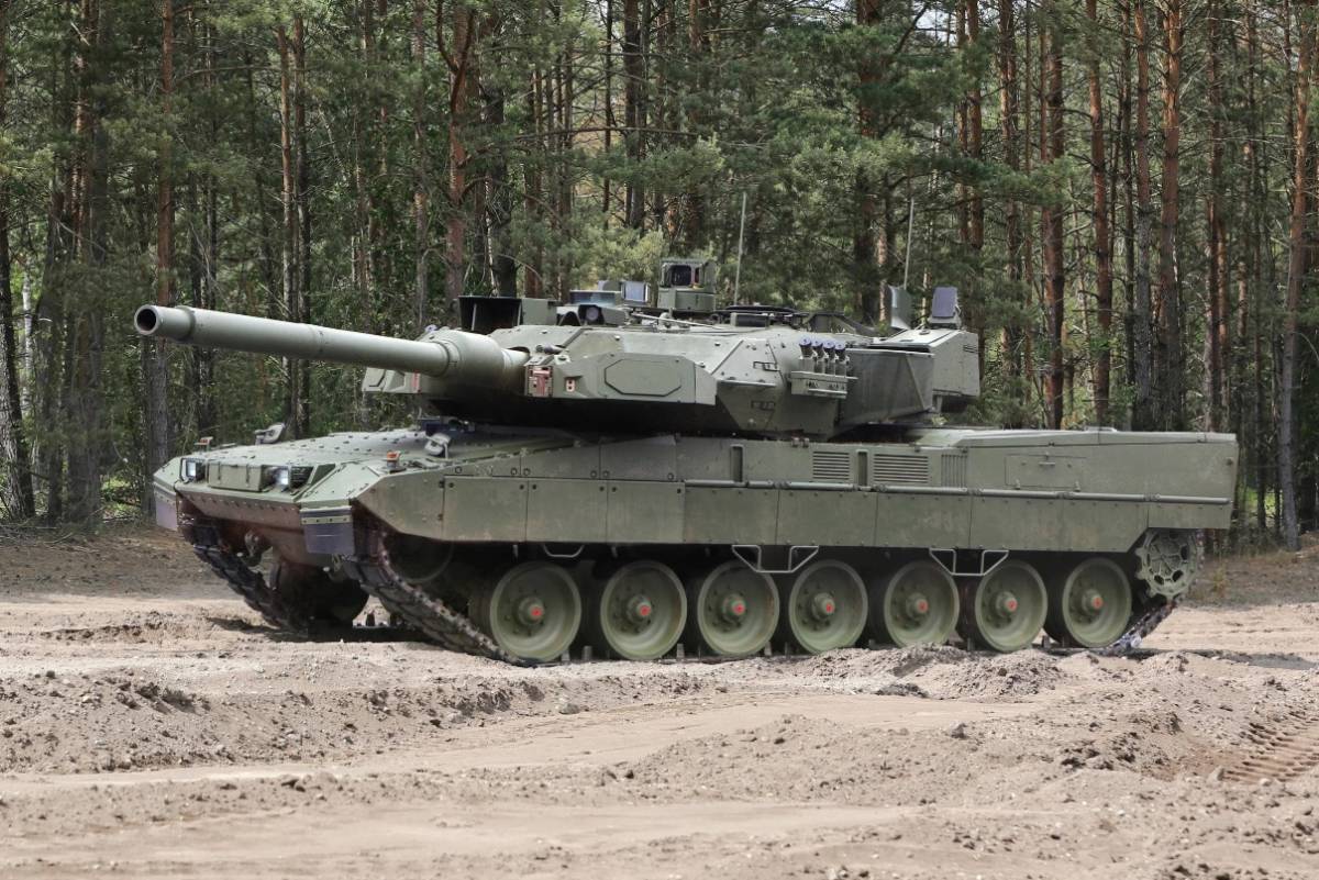 Leopard 2 A8 dotado de fbrica con el sistema de proteccin activa Trophy (KNDS)