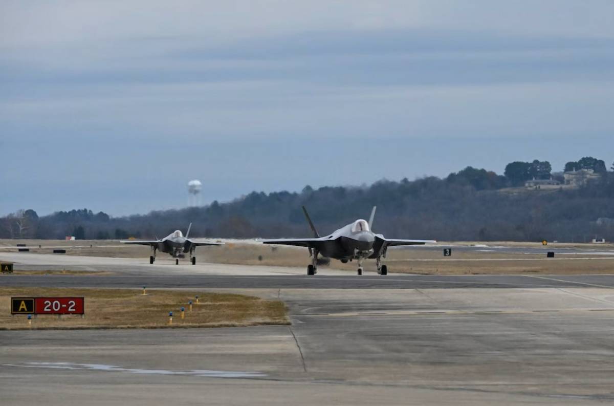 Los dos primeros F-35A polacos rodando, tras aterrizar procedentes de Fort Worth, en la base de la AR ANG de Ebbing. (foto AR ANG)