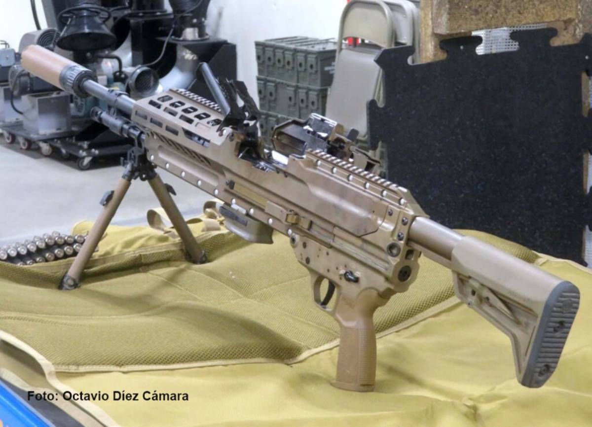 La ametralladora ligera XM250 de SIG Sauer es un sistema generador de fuegos potente, manejable y muy fiable. (Octavio Dez Cmara)