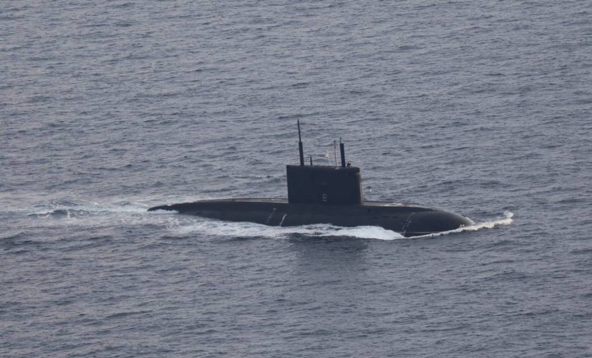 El submarino Novorossiysk navegando en la ZEE de Portugal. (foto FAP)