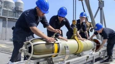 Dotacin del crucero USS Ticonderoga transportando un torpedo Mk 54. (Foto US Navy-William McCann)