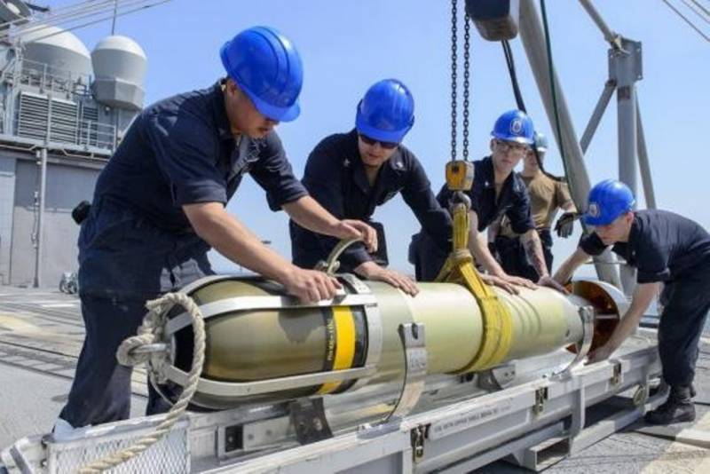 Dotacin del crucero USS Ticonderoga transportando un torpedo Mk 54. (Foto US Navy-William McCann)