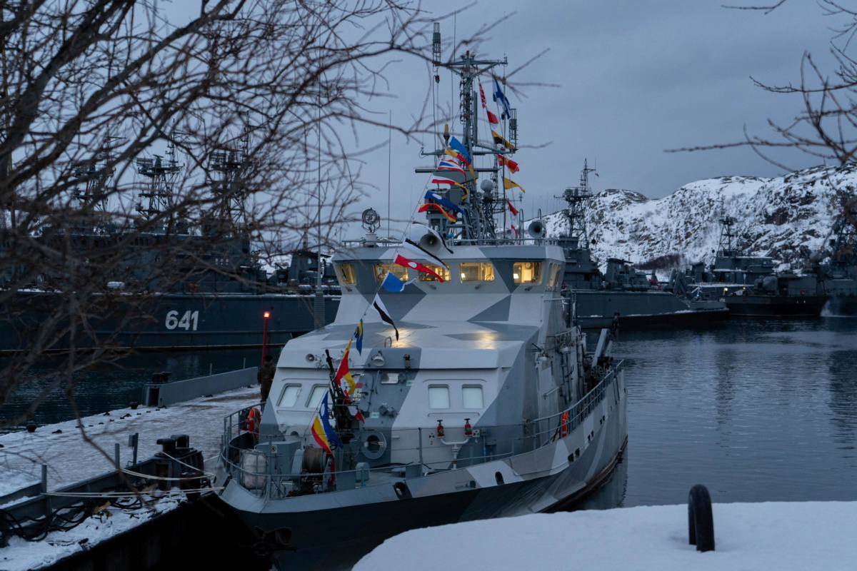 El patrullero antisabotaje P-475 en su zona de atraque de Polyarny. (Foto Ministerio de Defensa de Rusia)