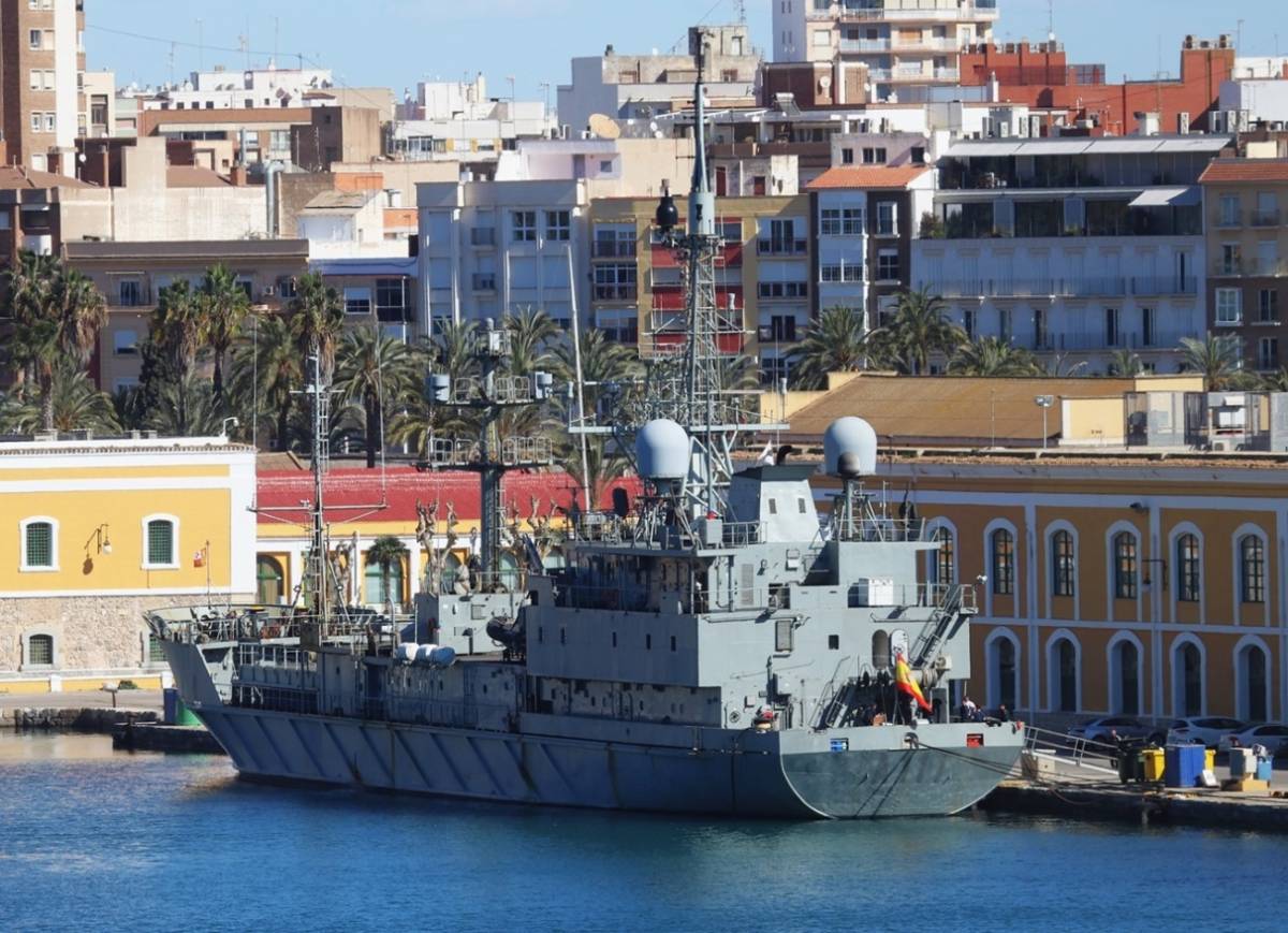 El Alerta en su zona de atraque del Arsenal de Cartagena, destacan sus mltiples antenas y sensores. (Foto: defensa.com)