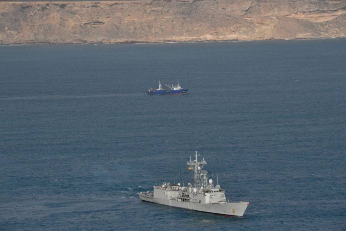 La fragata Santa Mara vigila el pesquero chino (EUNAVFOR)