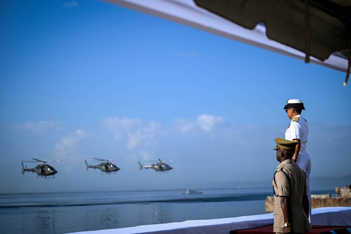 La comandante del Estado Mayor de la Defensa, vicealmirante Antonette Wemyss-Gorman durante la revista naval y area. (Foto: Fuerza de Defensa de Jamaica)