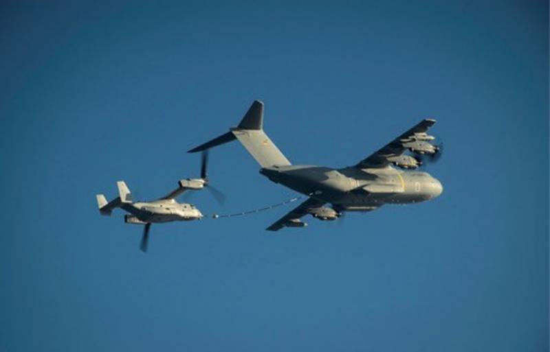 El avin A400M de la Fuerza Area alemana reabasteciendo en vuelo a un convertiplano V-22 Osprey.  (foto Airbus DS)