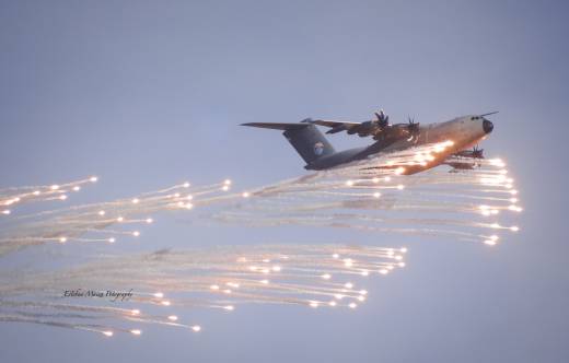 El A400M del Ejrcito del Aire lanzando bengalas sobre el polgono de tiro de Bardenas. (Esteban Maiza)