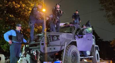 Un vehculo blindado Karnaf con policas hondureos encima de l.