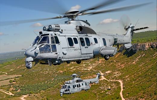 Dos helicpteros H225M Caracal volando en formacin. (Airbus Helicopters / Anthony Pecchi)