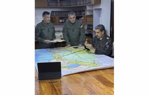 Nicols Maduro, presidente de Venezuela, junto al Ministro de la Defensa y el Comandante Estratgico Operacional. (Foto: Prensa FANB)