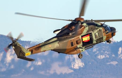 Uno de los tres NH90 del BHELMA III, que realizaron la exhibicin, mostrando la bandera de Espaa. (Foto: Rubn Galindo)