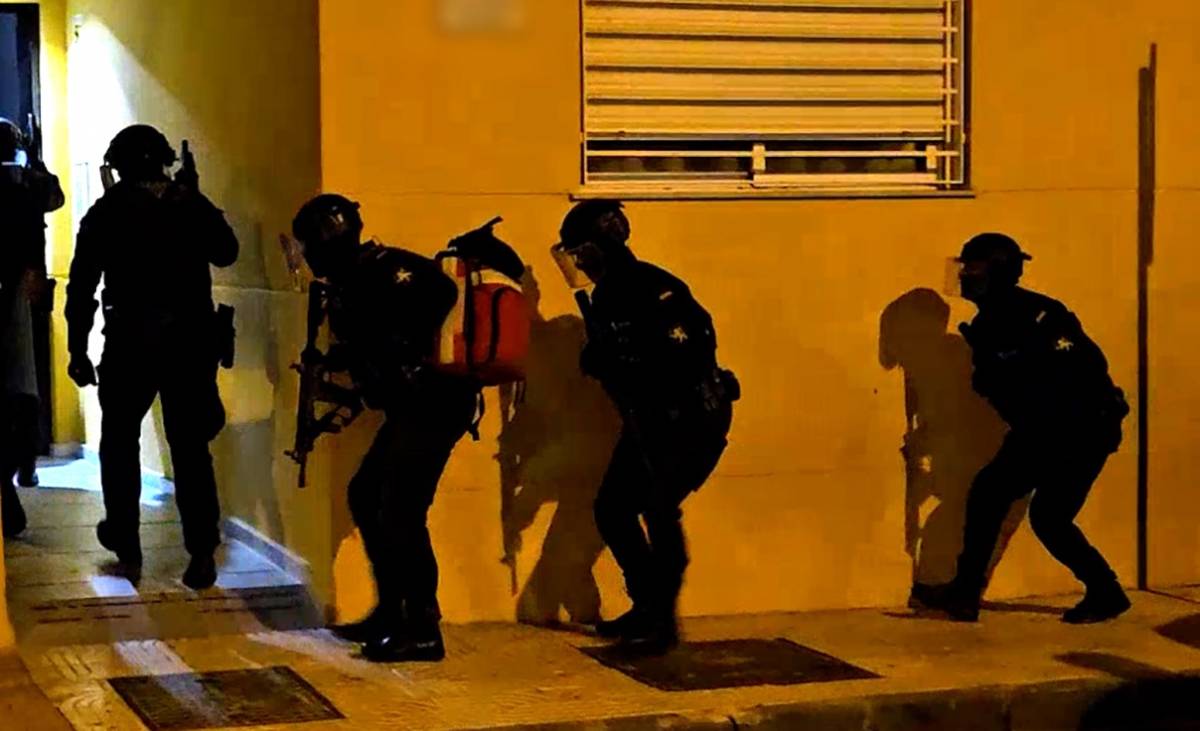 Durante la Operación “Barbados” los guardias civiles han actuado en detenciones provistos con fusiles de asalto tipo M4. (Guardia Civil) Durante la Operación “Barbados” los guardias civiles han actuado en detenciones provistos con fusiles de asalto tipo M4. (Guardia Civil)