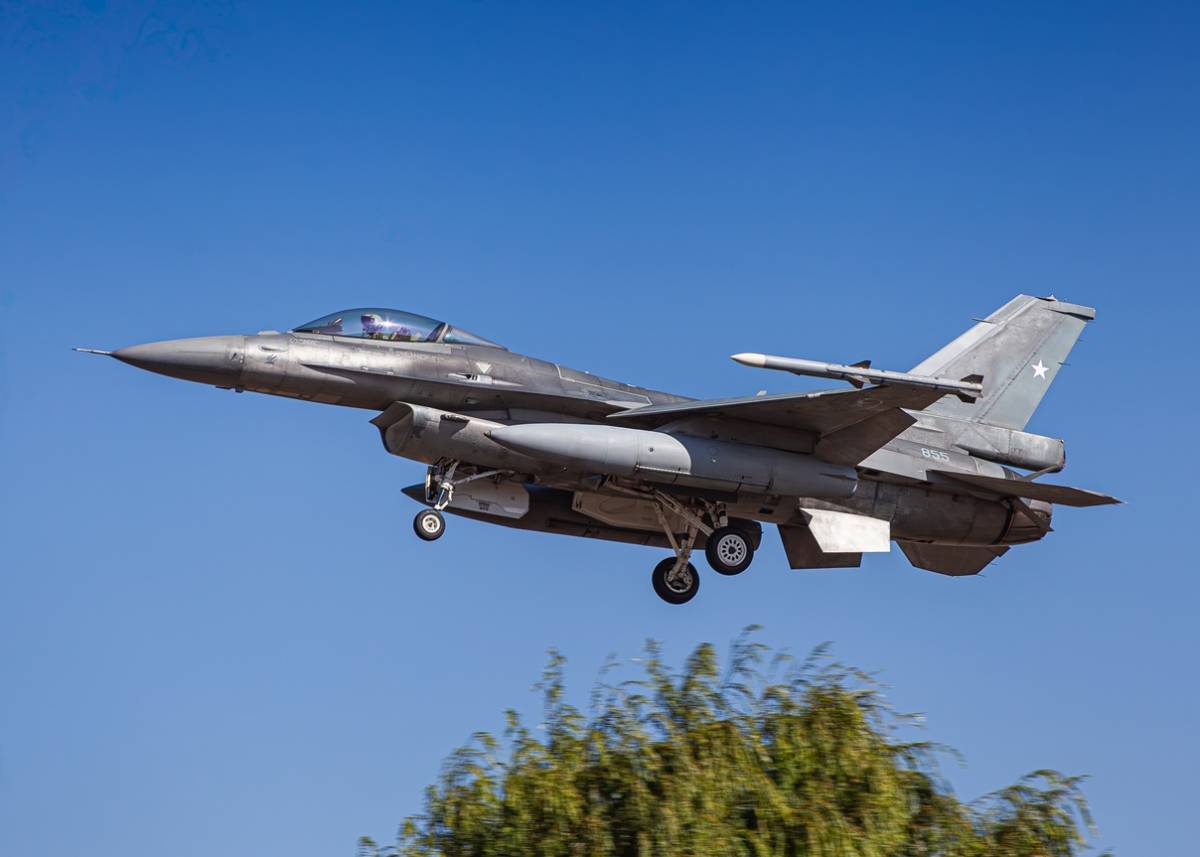 F-16/C Block 50 Fighting Falcon, matrícula 855, aterrizando en Santiago el 17 de Marzo de 2025 (foto: Instagram: @dogfight_av) F-16/C Block 50 Fighting Falcon, matrícula 855, aterrizando en Santiago el 17 de Marzo de 2025 (foto: Instagram: @dogfight_av)