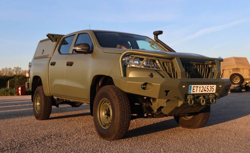 La alta suspensión del VMTT del Ejército de Tierra español se aprecia en esta imagen.