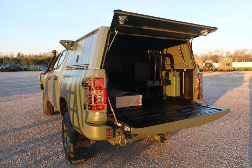 La amplia caja del Iturri “Landtreck” abierta, se aprecia uno de los soportes para armamento largo individual y una petaca, que vienen instalados de serie.