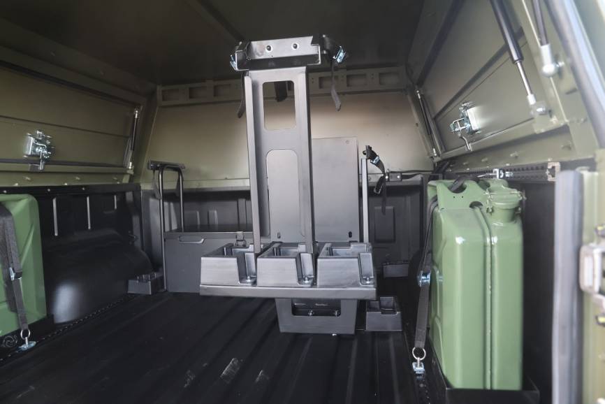 Interior de la caja Iturri “Landtreck”, pueden verse los soportes de armamento y de sendas petacas, que vienen de serie.