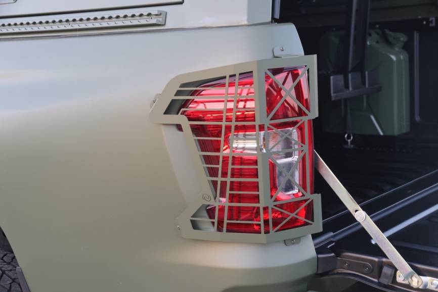 Detalle de la protección de las ópticas traseras del Iturri “Landtreck”.