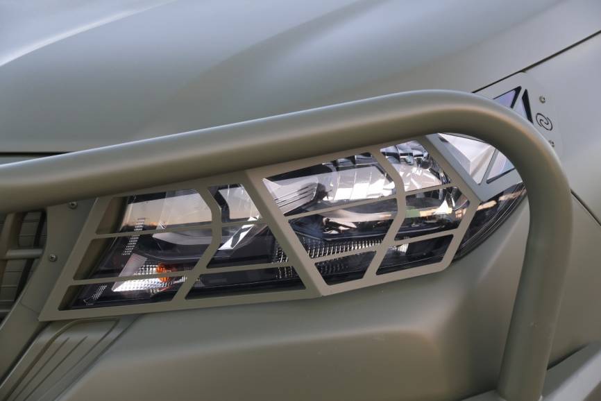 El Iturri “Landtreck” esta dotado de unas potentes defensas, y sus ópticas dotadas de protección.