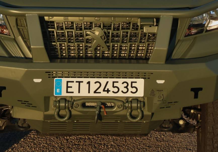 Frontal del Iturri “Landtreck”, en la parte inferior el cabrestante y los enganches para su remolque y alzado mediante eslingas.