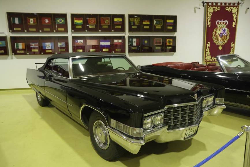 Entre los varios coches Cadillac, que emplea la Guardia Real, se cuenta con uno de dos puertas del modelo “DeVille”.