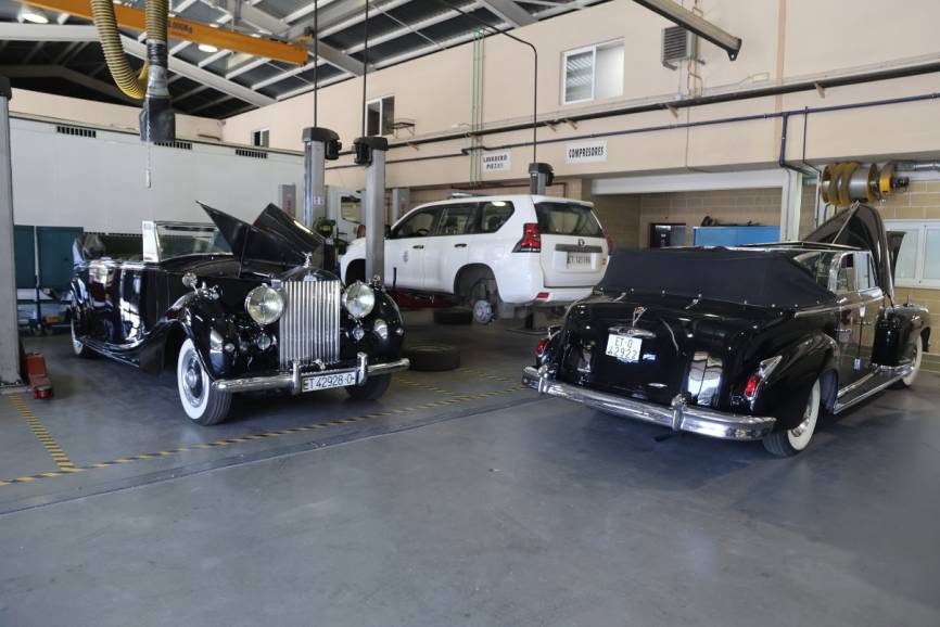 En los talleres de la Guardia Real podemos ver dos joyas de la colección, el Rolls Royce “Phantom” IV descapotable (a la derecha) y uno de los Cadillac de las primeras series.
