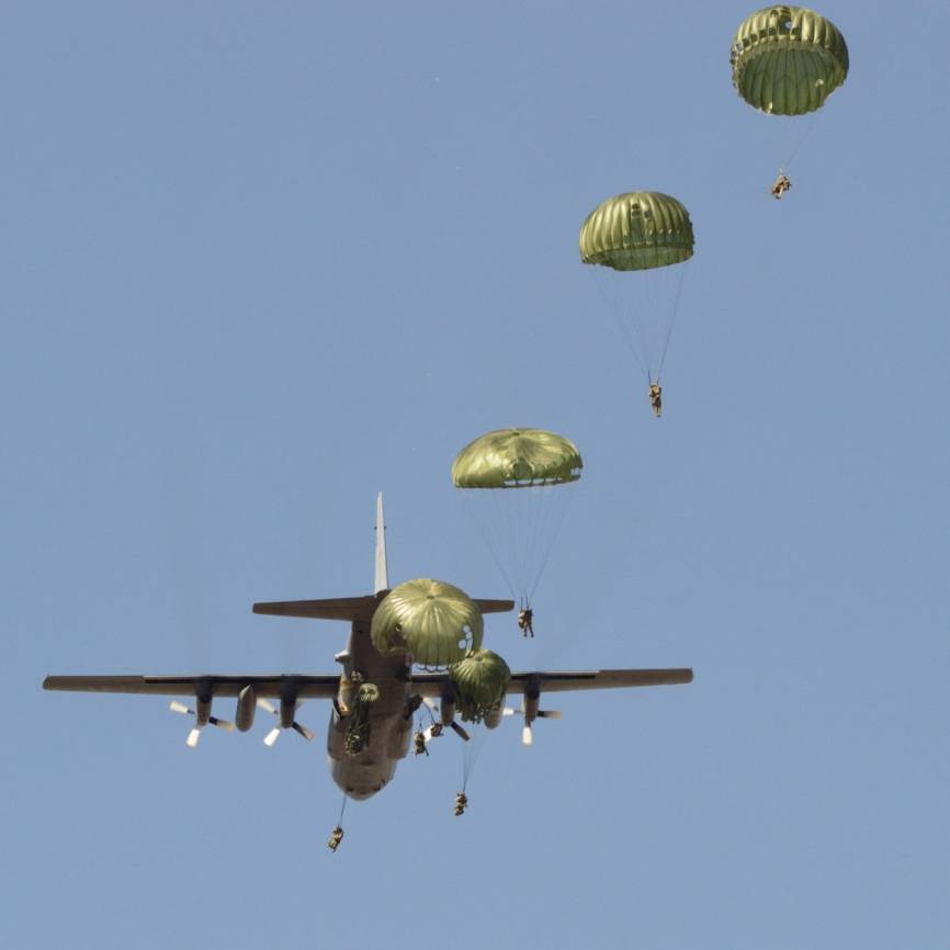 Un Hércules de la lanzando paracaidistas.