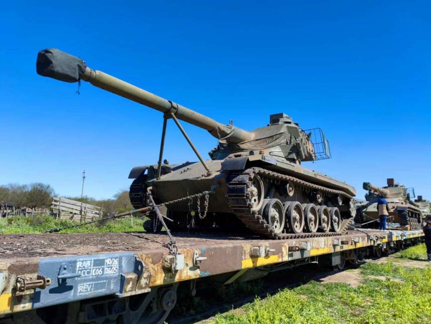 Un tanque siendo transportado por ferrocarril.