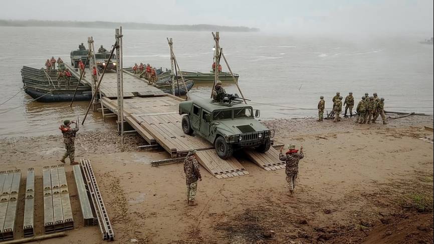 Desembarco de vehículos del Ejército Argentino.