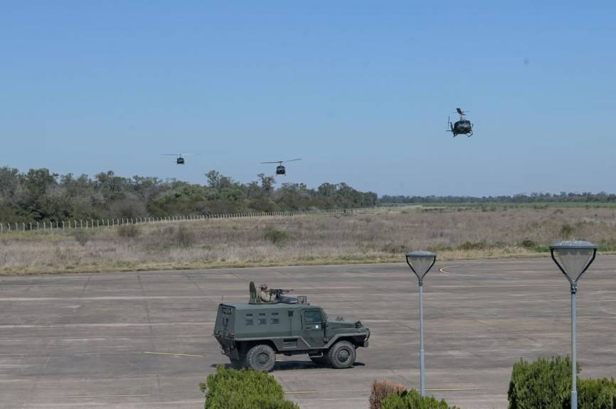 Helicópteros y un blindado del Ejército durante una operación.