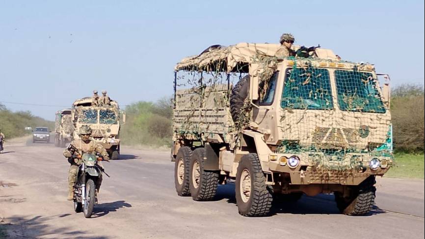 Un camión y motocicletas del Ejército Argentino.