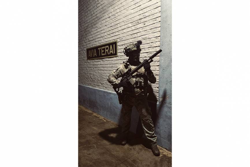 Un comando de fuerzas especiales durante una operación en un ferrocarril.