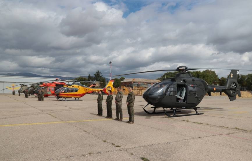 Línea de helicópteros presentes en el acto; en primer término, el Airbus Helicopters EC135 de la ACAVIET.