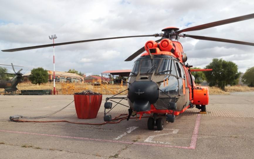 El potente Airbus Helicopters AS532UL del BHELEME II; en su lado izquierdo vemos el helibalde de 2.000 litros que utiliza para atacar directamente los incendios.