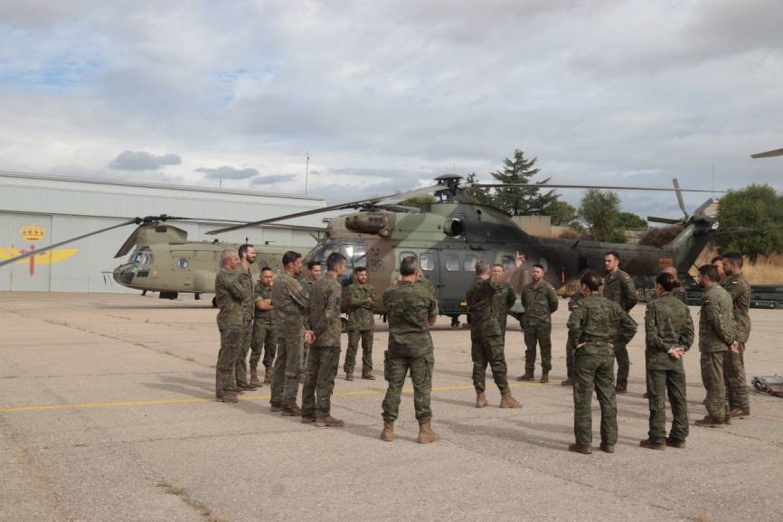 Últimas instrucciones antes de realizar la presentación de las aeronaves a la ministra de tripulaciones.